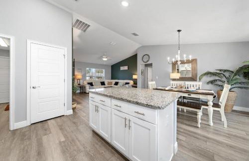 COZY home with fenced patio - Foto 52