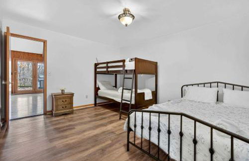 Huge Cabin w Hot Tub, Deck, Grill, Fire Pit, WiFi - Foto 22