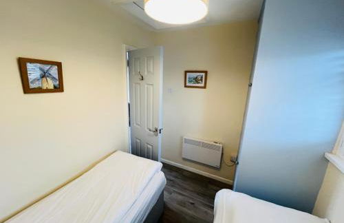 2 Bedroom Bungalow SV58, Seaview, Isle of Wight Free Wi-Fi - Photo 14