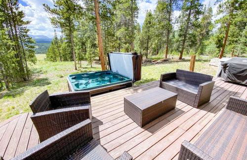 Secluded Log Cabin with Views & Hot Tub, Foosball, Wood Stove - Heavenly Homestead - Foto 7