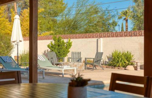 Stylish Mid-Century Oasis with Pool - Foto 15