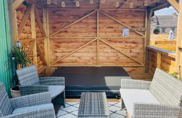 Red darren luxury hut - Photo 15