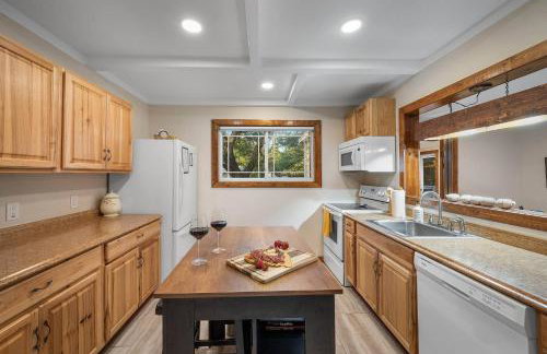 6-min walk to Lake - Home w/Fire-Pit & Pool Table - Foto 11