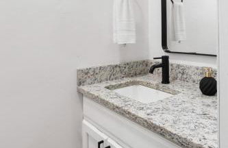 Stylish 2BR Urban Stay Near CAE Pet Friendly - Photo 12