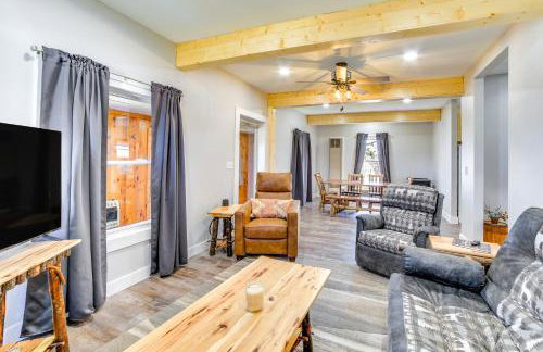 All-Season Seney Home with Private Yard and Fire Pit! - Foto 1