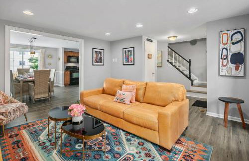 NEW! Large 3-story townhome Private, Self checkin, Pet Friendly! - Foto 1