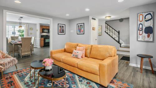 NEW! Large 3-story townhome Private, Self checkin, Pet Friendly! - Foto 1