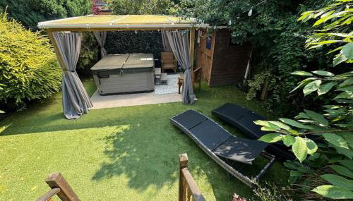 8min to City, Hot Tub House, Fire Pit, Free Parking - Photo 4, Garden, sunbed, Garden view