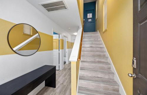 Modern 3-Story Townhome w Pool Table, Sleeps 10 Near Stadiums - Foto 47