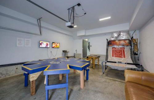 Modern Townhome, Large Game Room, 10min to Downtown! Sleeps 10! - Foto 6