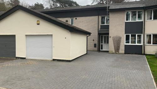 5 Bed Camberley Airport Accommodation - Foto 2