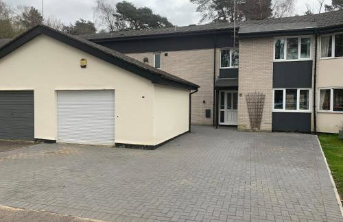 5 Bed Camberley Airport Accommodation - Foto 2