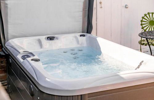 Primrose Luxury Cottage with Private Hot tub - Photo 17