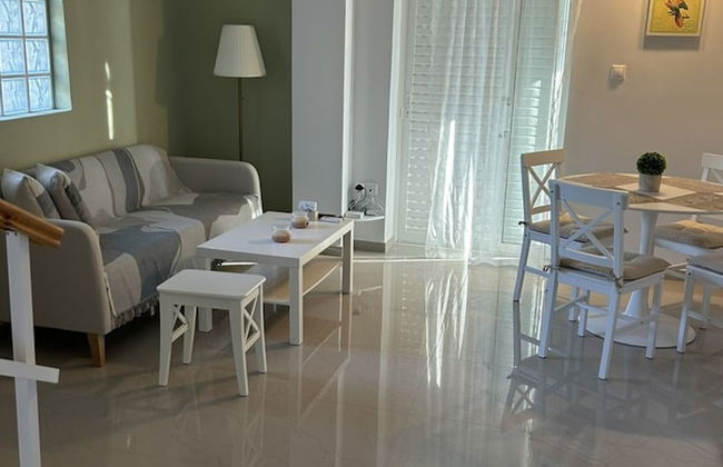 Myra Stunning Seaview Maisonette - Foto 11