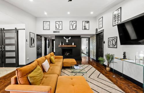 Stunning Carrollton Castle with 4 Bedrooms + Pool + Media Room - Foto 7