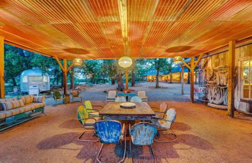 Luxury Airstream Campsite Nestled Beneath Oak Trees Outside of Austin, Texas - Foto 75