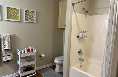 Spacious 1bdrm apartment 10 mins to Cedars-Sinai by car FREE Parking, King bed - Photo 23