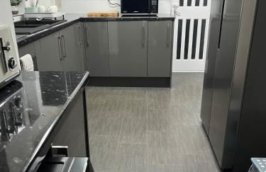 Marcot House Modern 5 bedroom house Solihull 10 mins drive from bhx & nec private off road parking - Foto 34