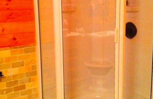 Cozy Log Cabin with a Private Hot Tub near Beartown State Forest, Massachusetts - Foto 16