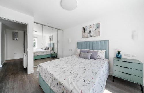 Newly Refurbished 2 Bed Flat - Photo 37