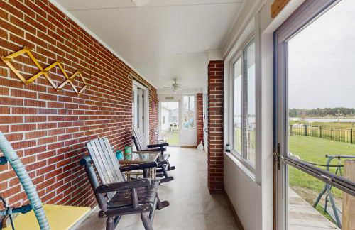 Serene 3BR Waterfront Retreat With A/C, Wifi, Two Kayaks, and Full Kitchen - Foto 22