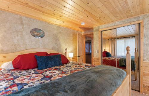 Hayloft Hollow by KABINO Fire Pit Fireplace Loft with Low Ceiling High Chair WiFi - Foto 24