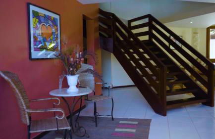 Belíssima Casa com extensa área externa - piscina, sauna, churrasqueira e campo de futebol - com 5 suítes e a 500 metros da Rua das Pedras - Foto 25