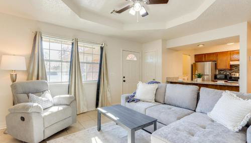 Home with Fenced Yard Near Dtwn Rogers! - Foto 4