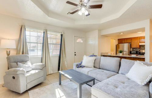 Home with Fenced Yard Near Dtwn Rogers! - Foto 4