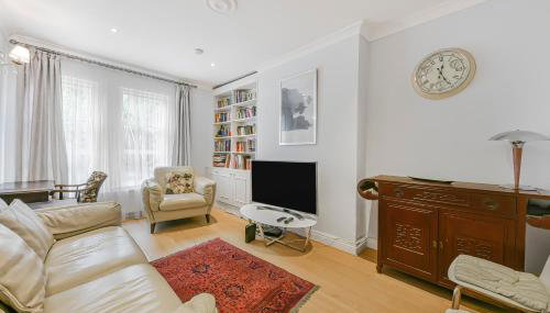 Spacious 2BR Flat with Private South Facing Terrace in West London - Photo 1