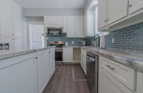 Uptown Cottage Newly Updated Home Near the Strand Galveston Harbor and UTMB - Foto 9