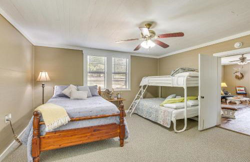 2 Mi to Lake Lineville Farmhouse with Fire Pit - Foto 17