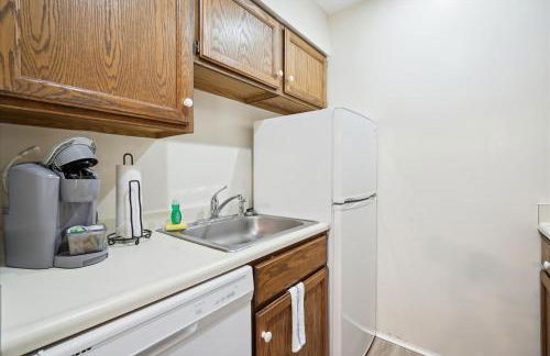 Cedarbrook Two Queen Bed Standard Hotel Room with outdoor heated pool 102 - Foto 13