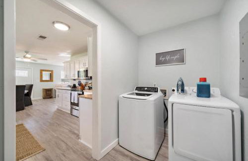 Cozy and charming getaway with deck, close to beach - Foto 11