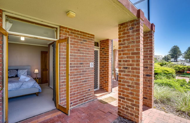 By The Sea Beachfront Apartment Wifi - Photo 21