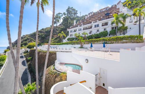 10-Star Property! Premium Ocean Views, Immaculate Corner Condo with Fireplace, New Golf Cart - Foto 32