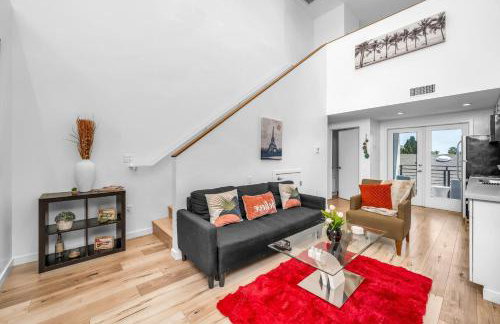 Modern Chic Loft In Hollywood-Koreatown With Parking - Photo 1