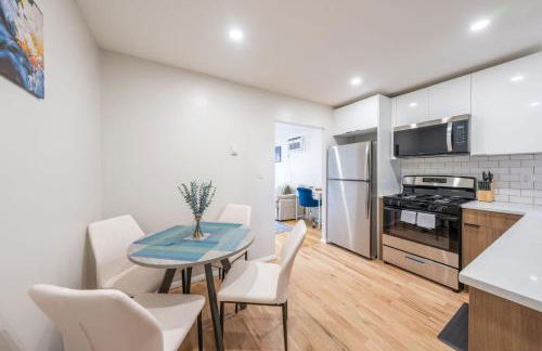 Modern 2BR 8 mins to Penn Station with WiFi and Laundry - Foto 6
