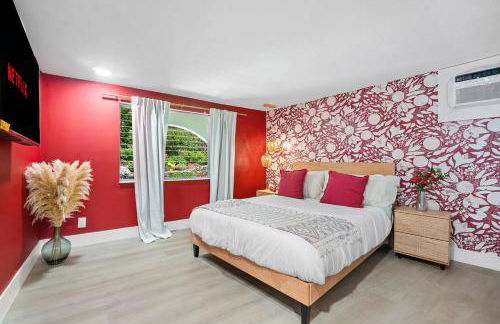 Deluxe Waterfront Villa with BBQ, Pool and Game Room - Photo 16