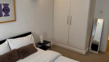 Modern 1 Bed Flat, Liverpool Street - Foto 5, towels, wardrobe