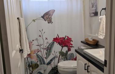 Lux Lakefront Estate, Sandy Beach, Hot Tub, Sauna, Dock, Treehouse & Deck - Foto 26