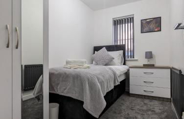 CLARITURF - 4 Bedroom Semi - Private Parking near Turf Moor, Town Centre, Transport and Motorway Links next to Canal, 3 Parks and Lake - Sky and Netflix - Foto 28