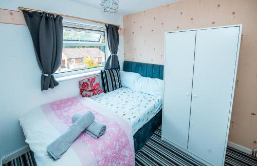 Family & Group Stay in Manchester - Free Parking - Foto 36