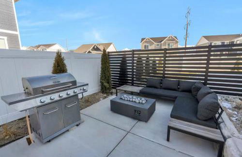 Modern LuxeDen with Private Hot Tub and Fenced Yard - Foto 18