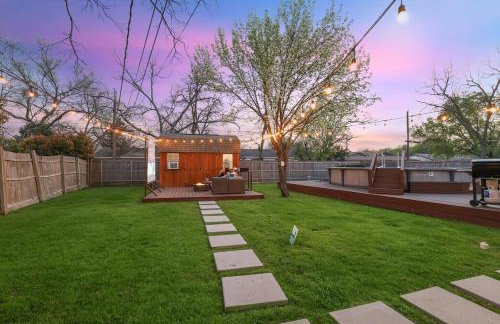 Peaceful and Relaxing Getaway w Beautiful Pool - Photo 35