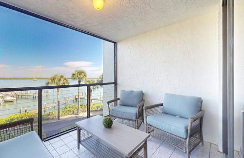 Retreat, Relax, & Repeat in Riverside - Foto 1