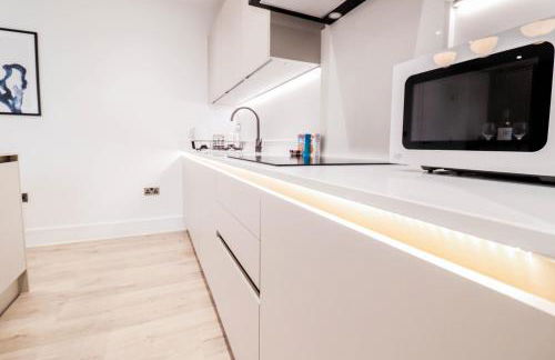 The Abbey Apartment - 1BR Apt with Dedicated Workspace, Fast Wifi & Stylish Kitchen Island & Free Secure Underground Parking - Foto 8
