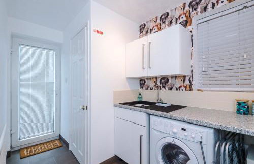 4BR Home for 8, Full Kitchen, Parking, WiFi in Northwich - Photo 9