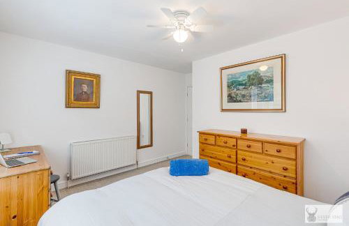 Silver Stag Properties Large 4 bed Property - Photo 23