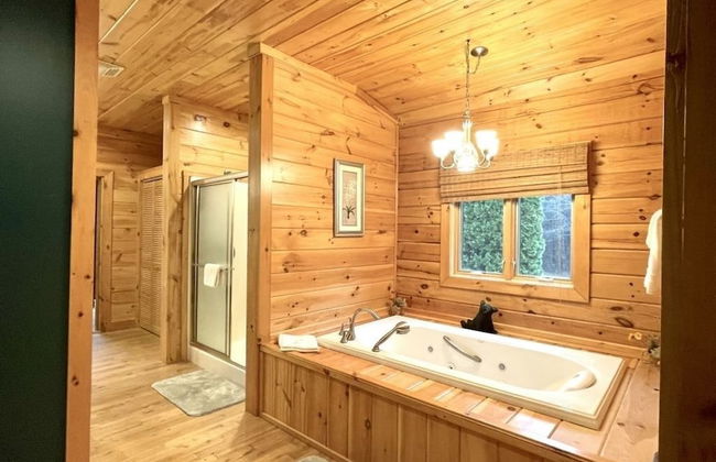 A true log cabin with 360 degree mountain views - Pet and Motorcycle friendly! 5 Bedroom Cabin by RedAwning - Foto 14